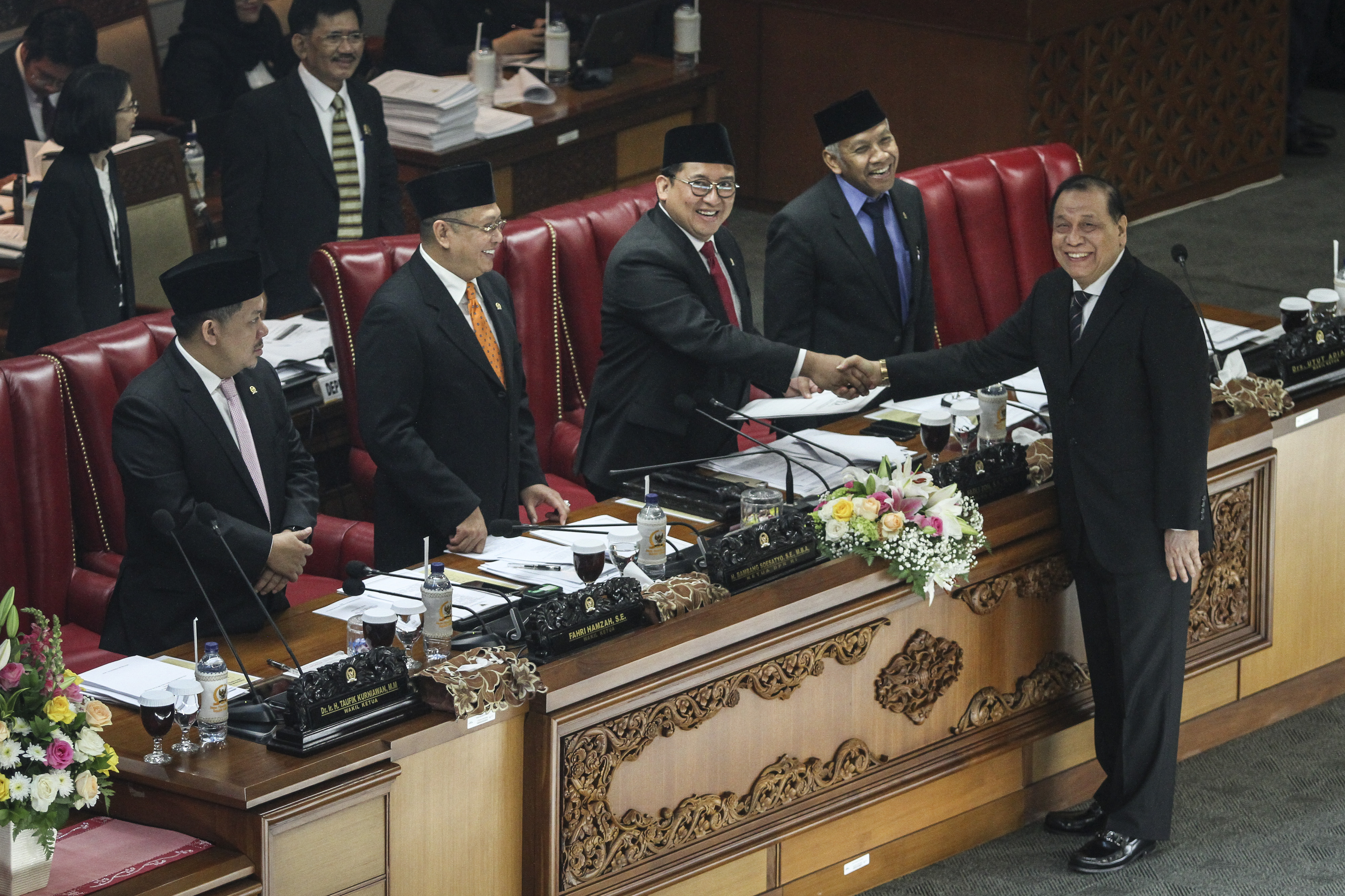  Ketua Komisi III DPR Kahar Muzakir (kanan) menyerahkan laporan hasil uji kelayakan dan kepatutan calon Hakim Agung