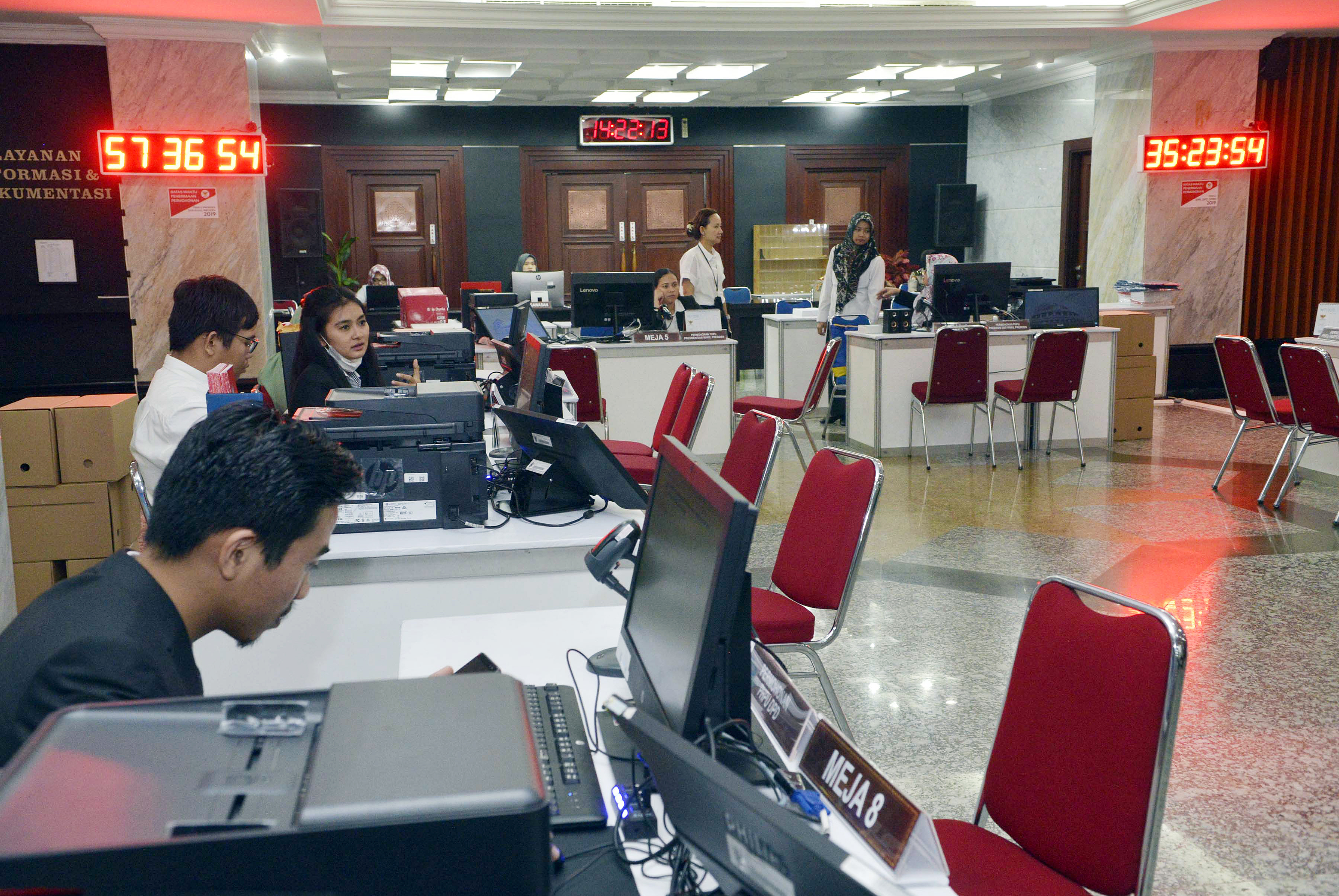 Staf Mahkamah Konstitusi (MK) saat menanti para pemohon gugatan pemilu baik sengketa Pilpres dan Pileg di Gedung MK, Jakarta.