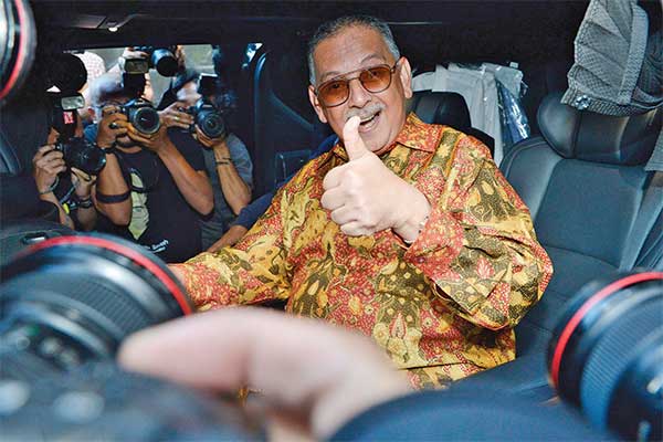 SOFYAN BASIR DIPERIKSA SEBAGAI TERSANGKA: Mantan Direktur Utama PT PLN (Persero) Sofyan Basir meninggalkan Gedung KPK seusai menjalani pemer