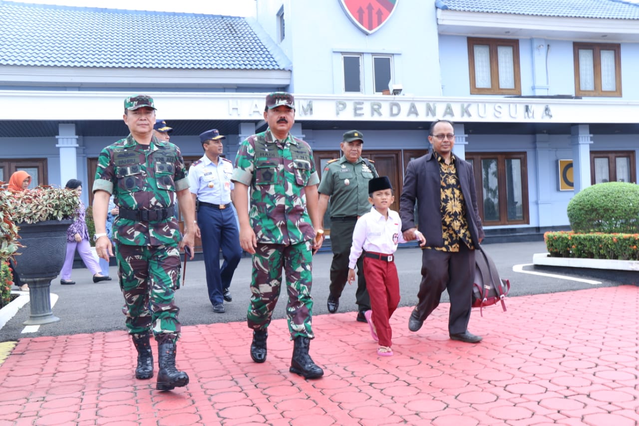 Panglima TNI Marsekal Hadi Tjahjanto (tengah) dan Karim Mauloh alias Karim, 10.