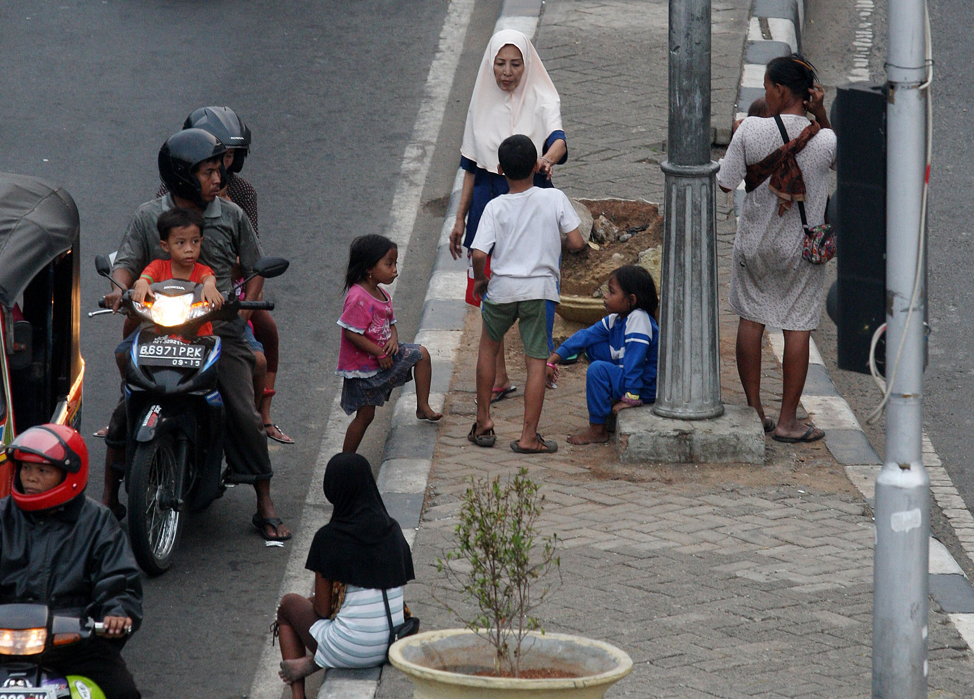 Sejumlah pengemis memenuhi lampu merah di Kawasan Senen, Jakarta Pusat,