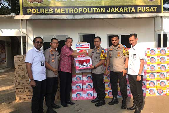 Alfamart dan Alfamidi  mendistribusikan bantuan kepada petugas keamanan gabungan kepolisian dan TNI yang sedang bertugas di Jakarta.