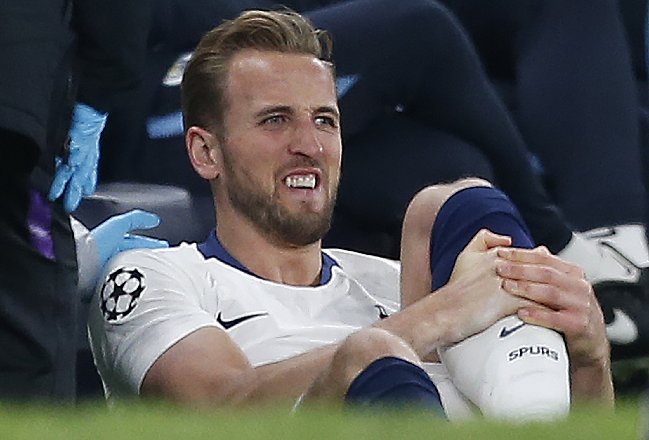 Penyerang Spurs Harry Kane mendapatkan perawatan medis saat mengalami cedera di laga leg pertama perempat final Liga Champions melawan City.