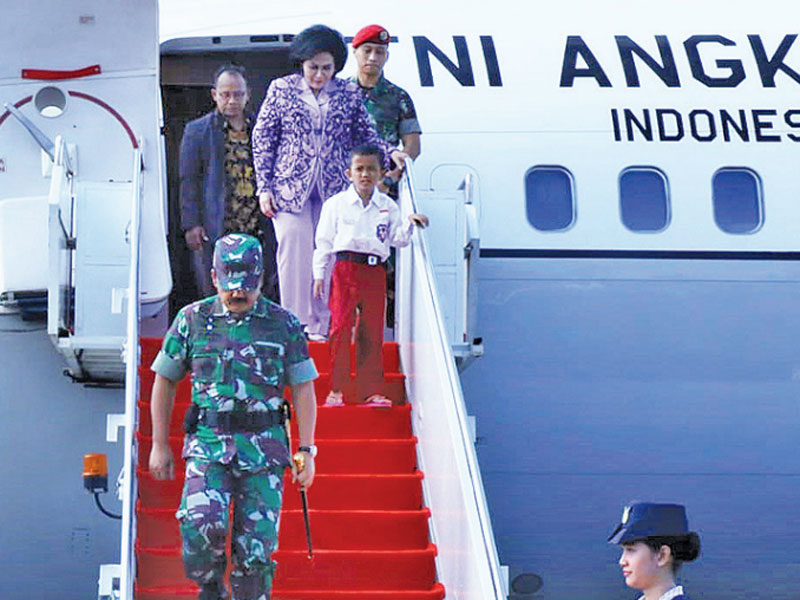 Karimullah, bocah SD yang bercita-cita menjadi prajurit TNI bersama Panglima TNI Marsekal Hadi Tjahjanto dan Ibu Panglima Nanik Tjahjanto