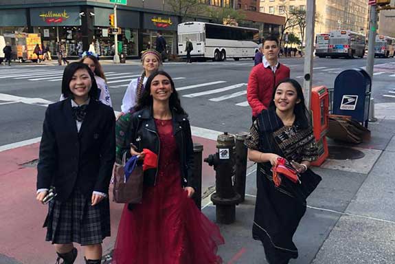 Siswi kelas X SMA Kesatuan Bangsa Yogyakarta, Cinta Safa Salsabila Putri, 16, menyanyikan lagu Indonesia 'Zamrud Khatulistiwa' ciptaan Guruh