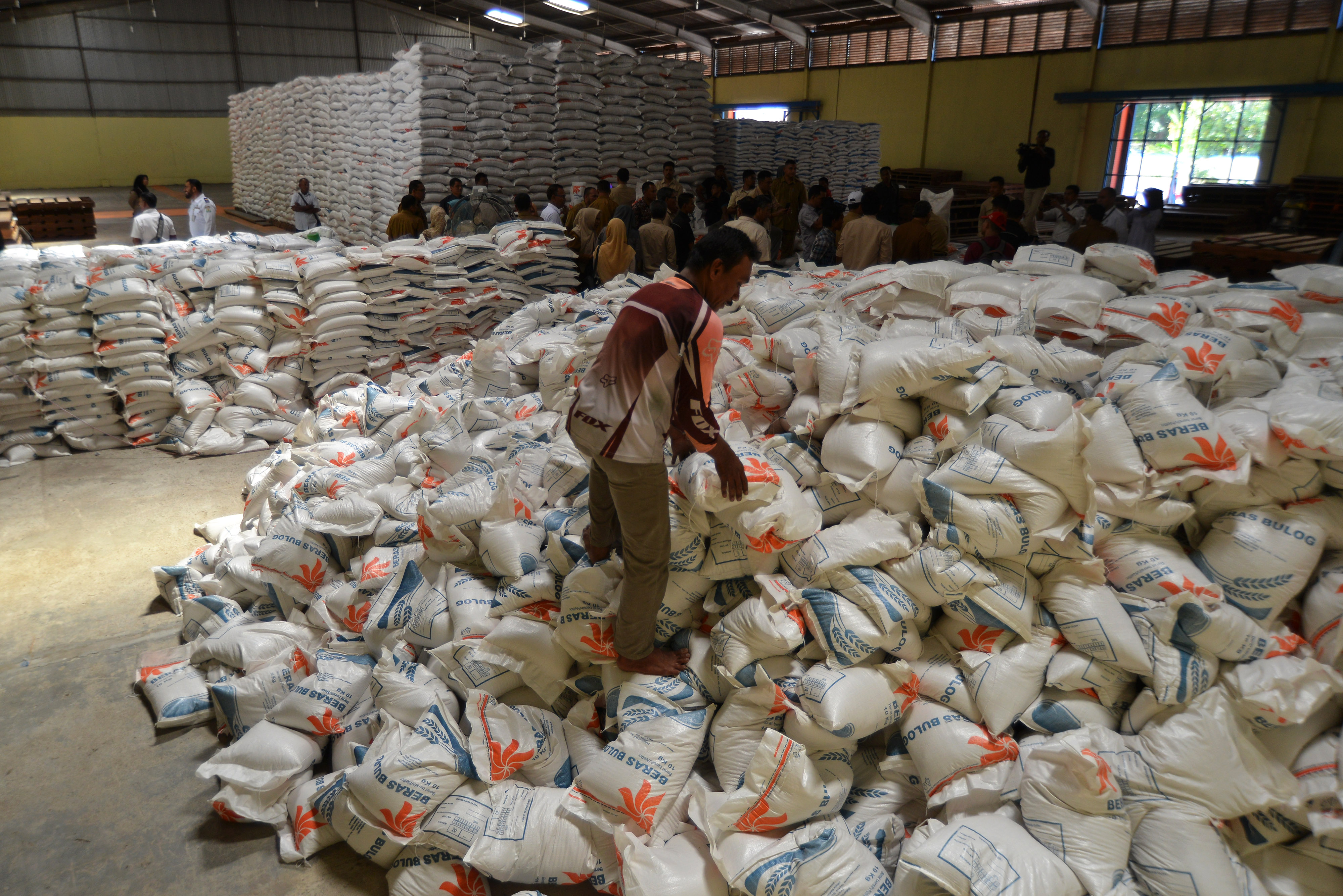 Satgas Pangan Aceh dan Tim Pengendalian Inflasi Daerah (TPID) memeriksa persediaan beras di gudang Perum Bulo Divre Lambaro, Senin (13/5).