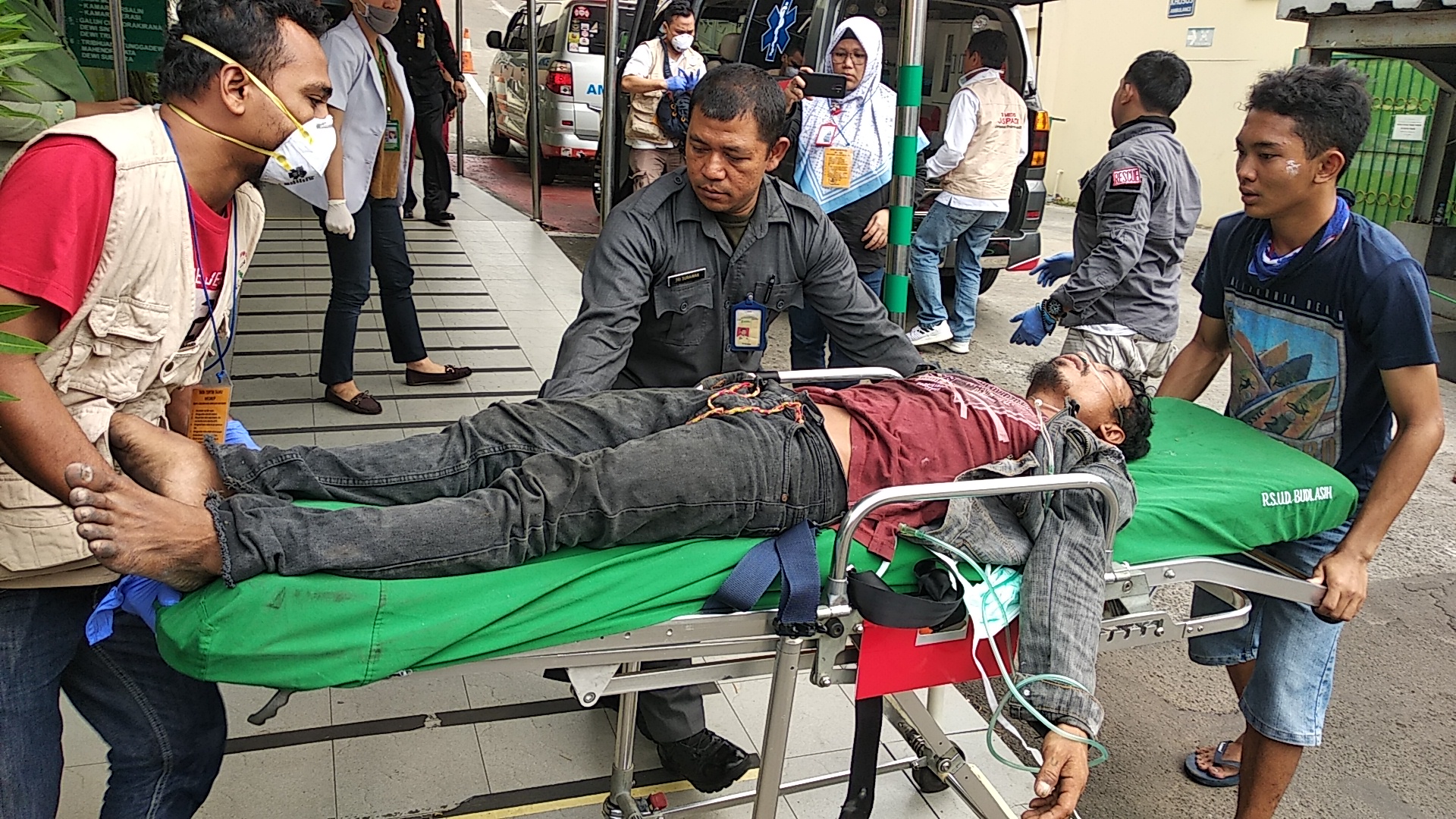 Korban unjuk rasa terkena peluru karet dibawa ke RS Budi Kemuliaan Jakarta, Rabu (22/5). 