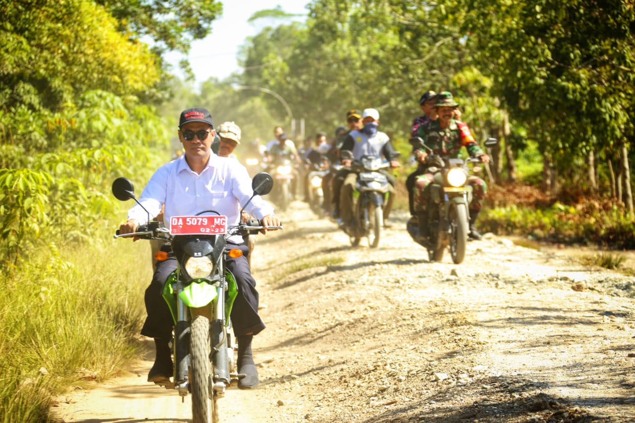Menteri Pertanian Andi Amran Sulaiman saat meninjau dua lokasi lahan rawa di Kabupaten Barito Kuala (Batola), Kalsel, Sabtu (25/5). 