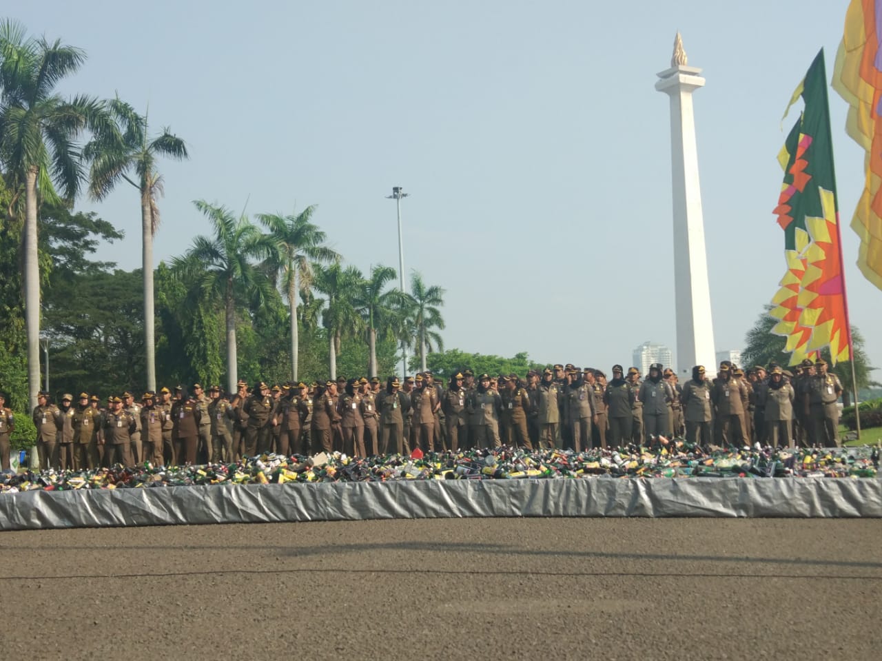Petugas Satpol PP hadir dalam acara pemusnahan miras di DKI Jakarta, Senin (27/5).