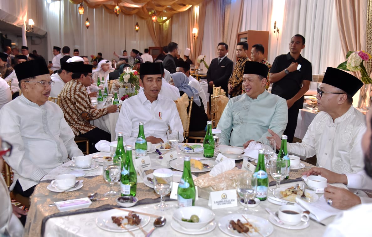 Presiden Joko Widodo saat berbuka puasa bersama di kediaman ketua DPR