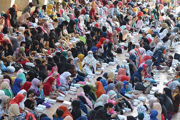 BUKA PUASA DI MASJID ISTIQLAL: Umat muslim menanti waktu berbuka puasa di Masjid Istiqlal, Jakarta Pusat, kemarin. Masjid Istiqlal menyiapka