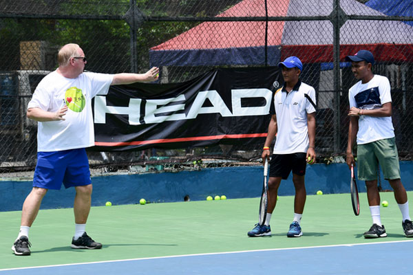  Direktur teknik tim tenis Indonesia Frank van Fraayenhoven (kiri) memberikan arahan kepada petenis junior Indonesia saat mengikuti latihan 