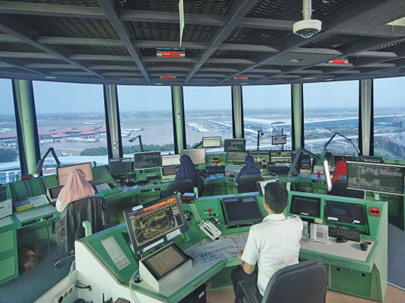 Petugas Air Traffic Controller (ATC) AirNav Indonesia memantau dan mengatur pergerakan pesawat di udara.