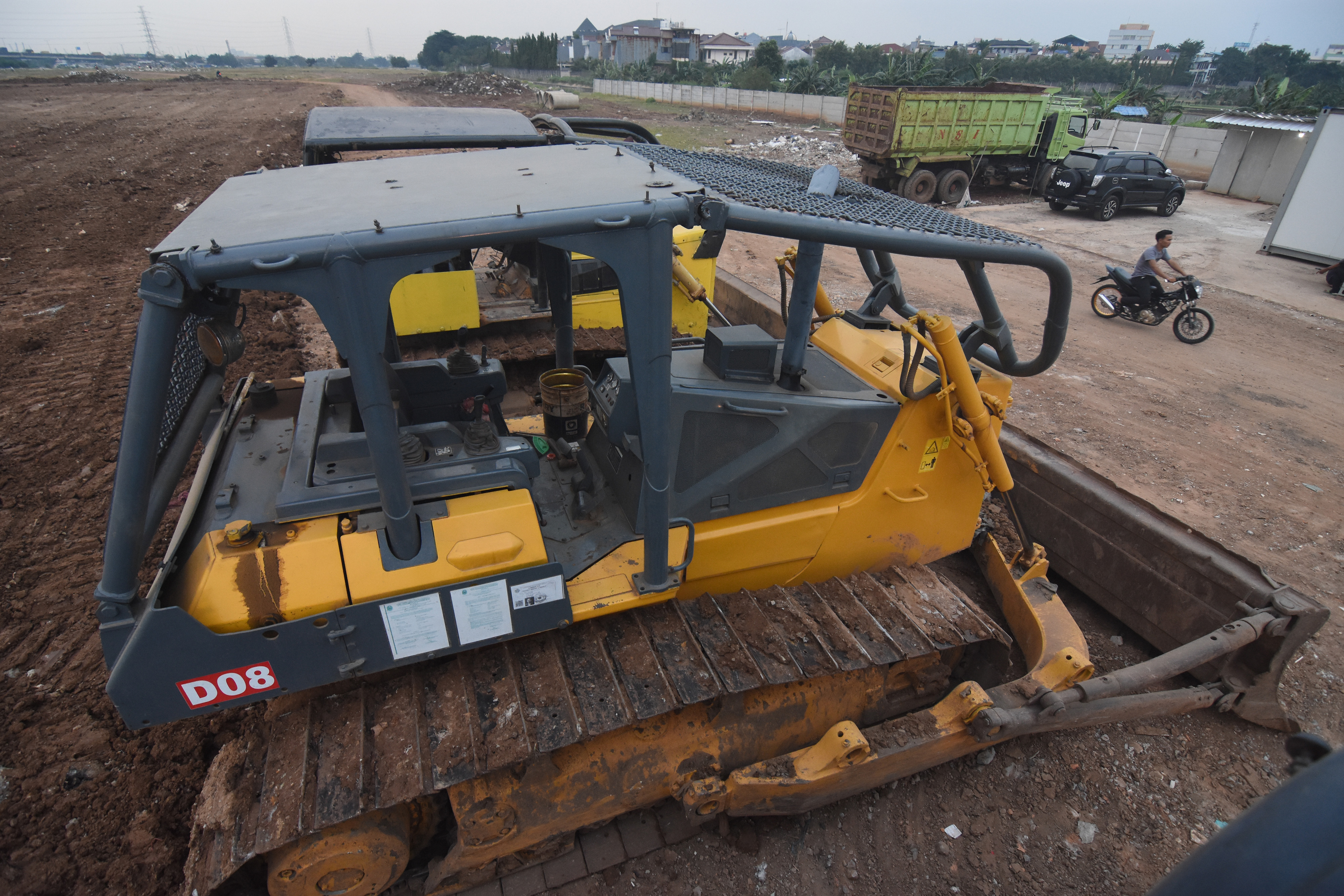 arga melintas di areal pembangunan Stadion BMW di Jakarta