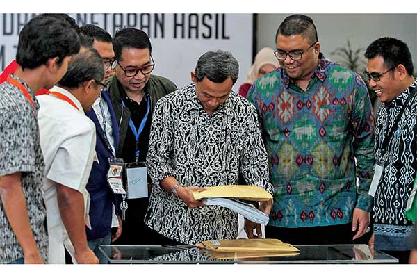 Komisioner KPU Pramono Ubaid Tanthowi (tengah) bersama anggota Bawaslu RI Fritz Edward Siregar (kedua dari kanan) menunjukkan formulir DC1 