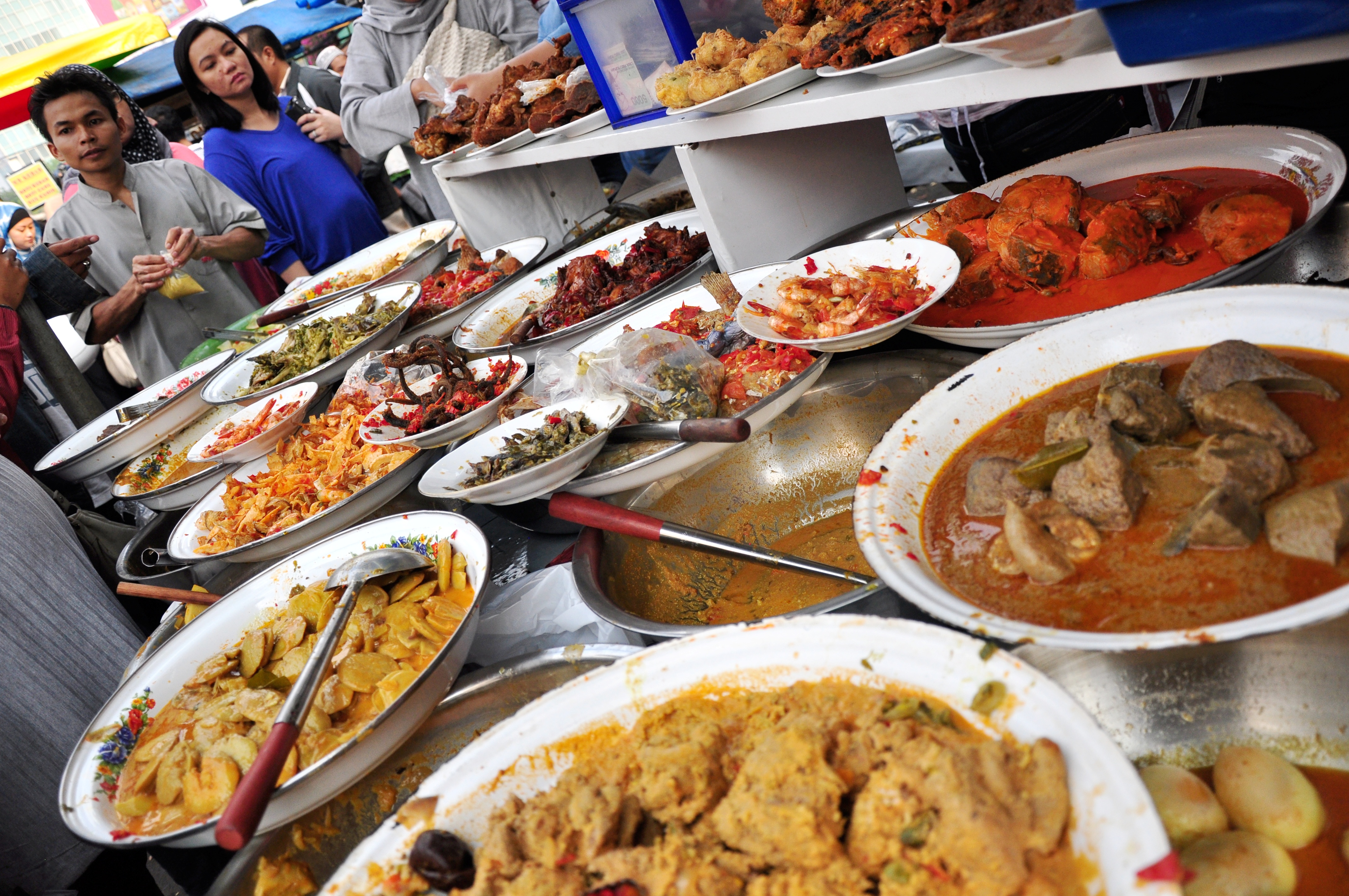 Saat sahur dan berbuka puasa disarankan untuk mengurangi makanan mengandung minyak, manis dan kurang serat.  