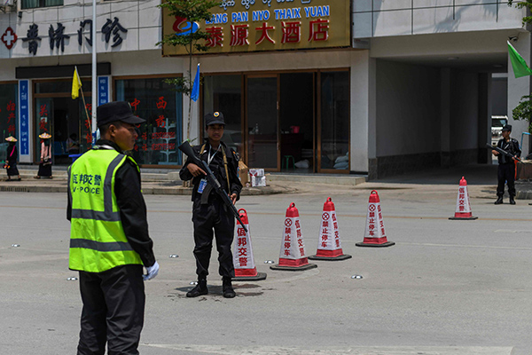 Petugas kepolisian Myanmar sedang berjaga