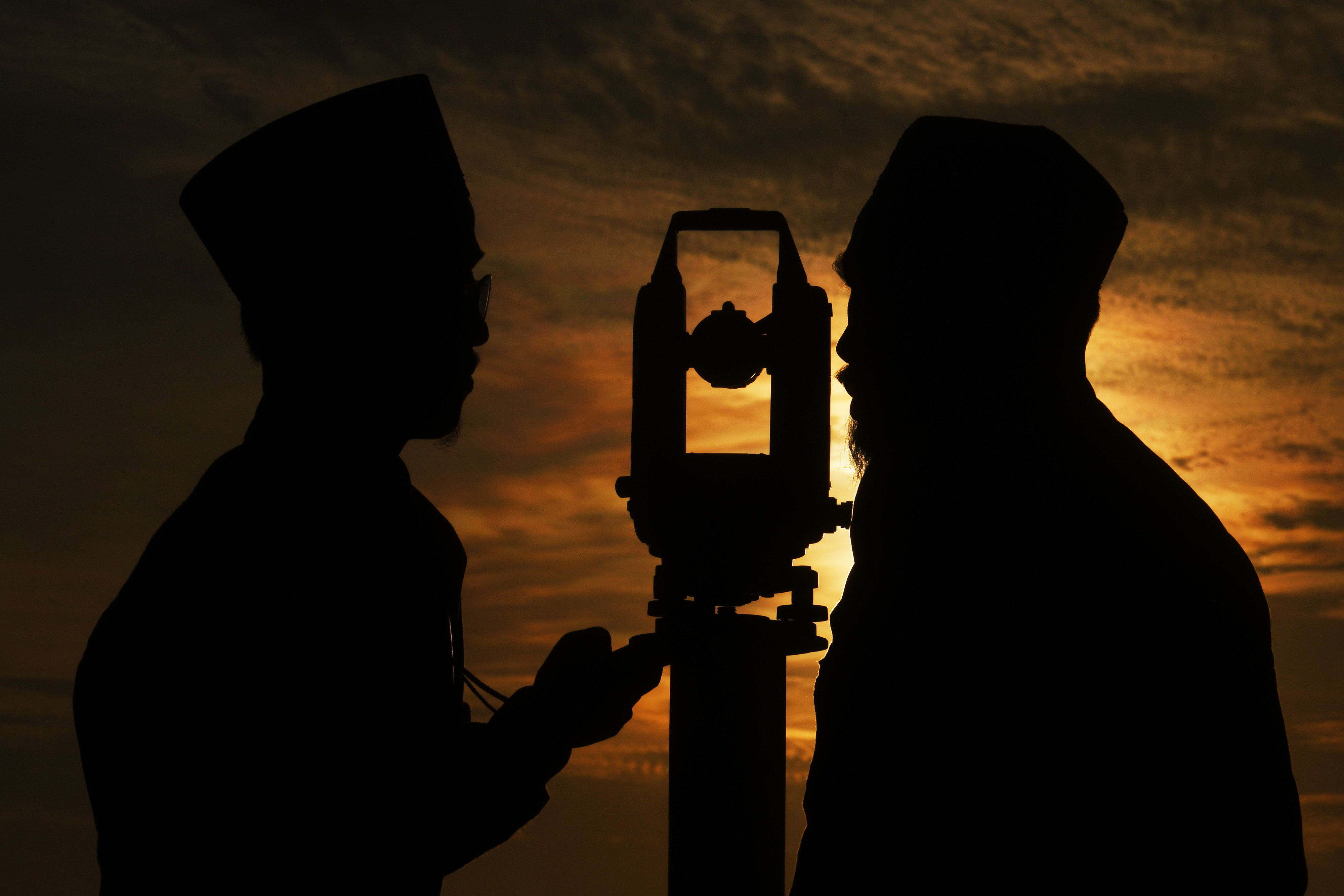 Tim rukyatul hilal Pengurus Cabang Nahdlatul Ulama Gresik melakukan pemantauan 