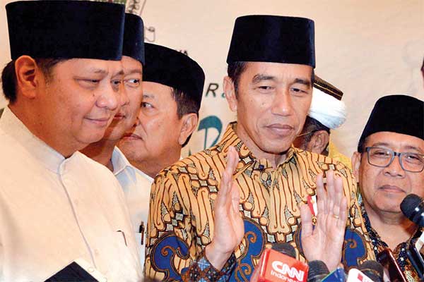 Presiden Joko Widodo (tengah), Ketua Umum DPP Partai Golkar Airlangga Hartarto (kiri), dan Mensesneg Pratikno memberikan keterangan pers saa