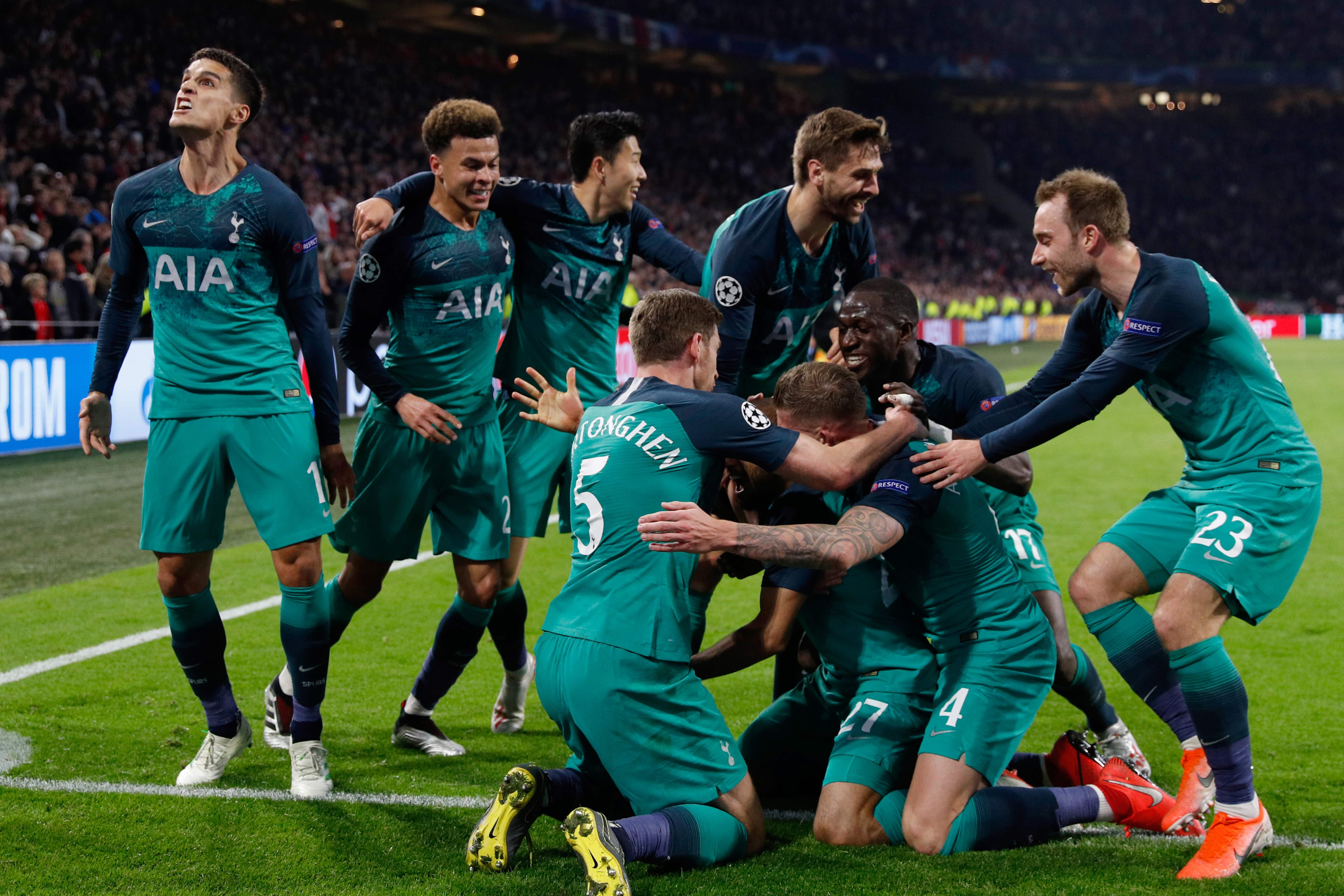Para pemain Tottenham merayakan kemenangan mereka di akhir pertandingan leg kedua semifinal Liga Champions UEFA