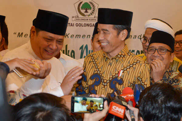 Ketua Umum Partai Golkar Airlangga Hartarto saat berbuka puasa bersama dengan Presiden Jokowi
