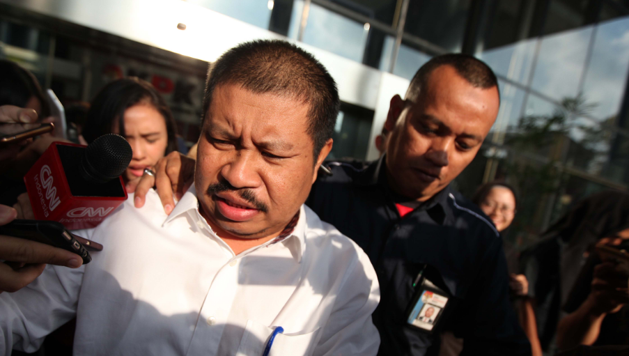 Bupati Bengkalis Amril Mukminin bergegas keluar dari Gedung KPK, Jakarta, 26 Februari 2019. 