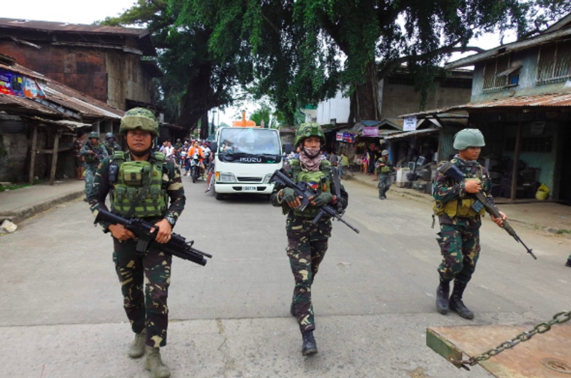 Militer Filipina masih menghadapi perlawanan dari kelompok Abu Sayyaf di wilayah selatan.