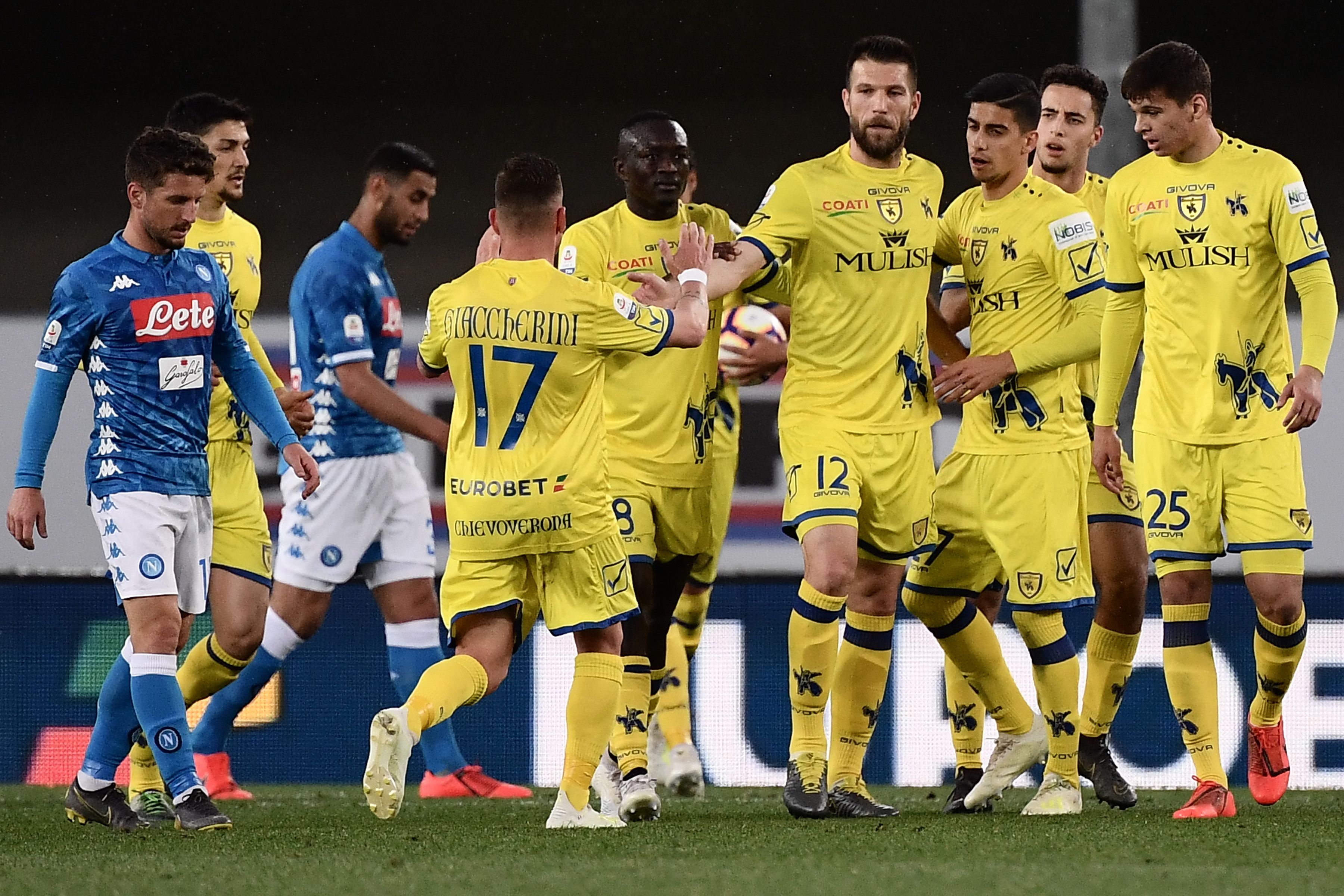 Para pemain Chievo dalam laga melawan Napoli.