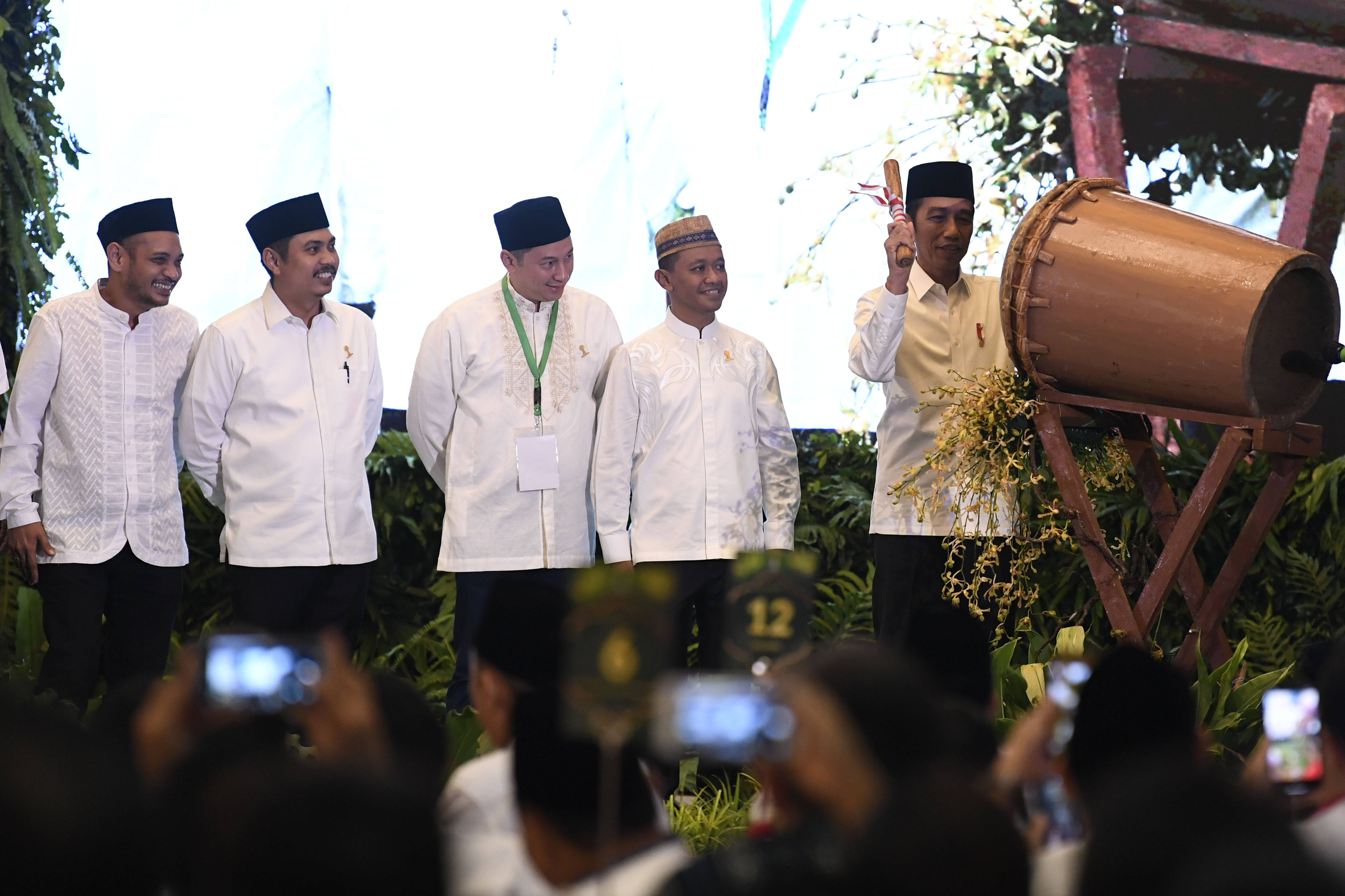 Presiden Joko Widodo (kanan) didampingi Ketua Umum HIPMI Bahlil Lahadalia (kedua kanan) di Jakarta,  Minggu (26/5).
