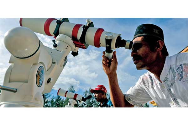 PEMANTAUAN HILAL AWAL RAMADAN: Petugas observatorium Tgk Chiek Kuta Karang Kemenag Aceh memantau posisi hilal di Lhoknga, Aceh Besar, Aceh, 