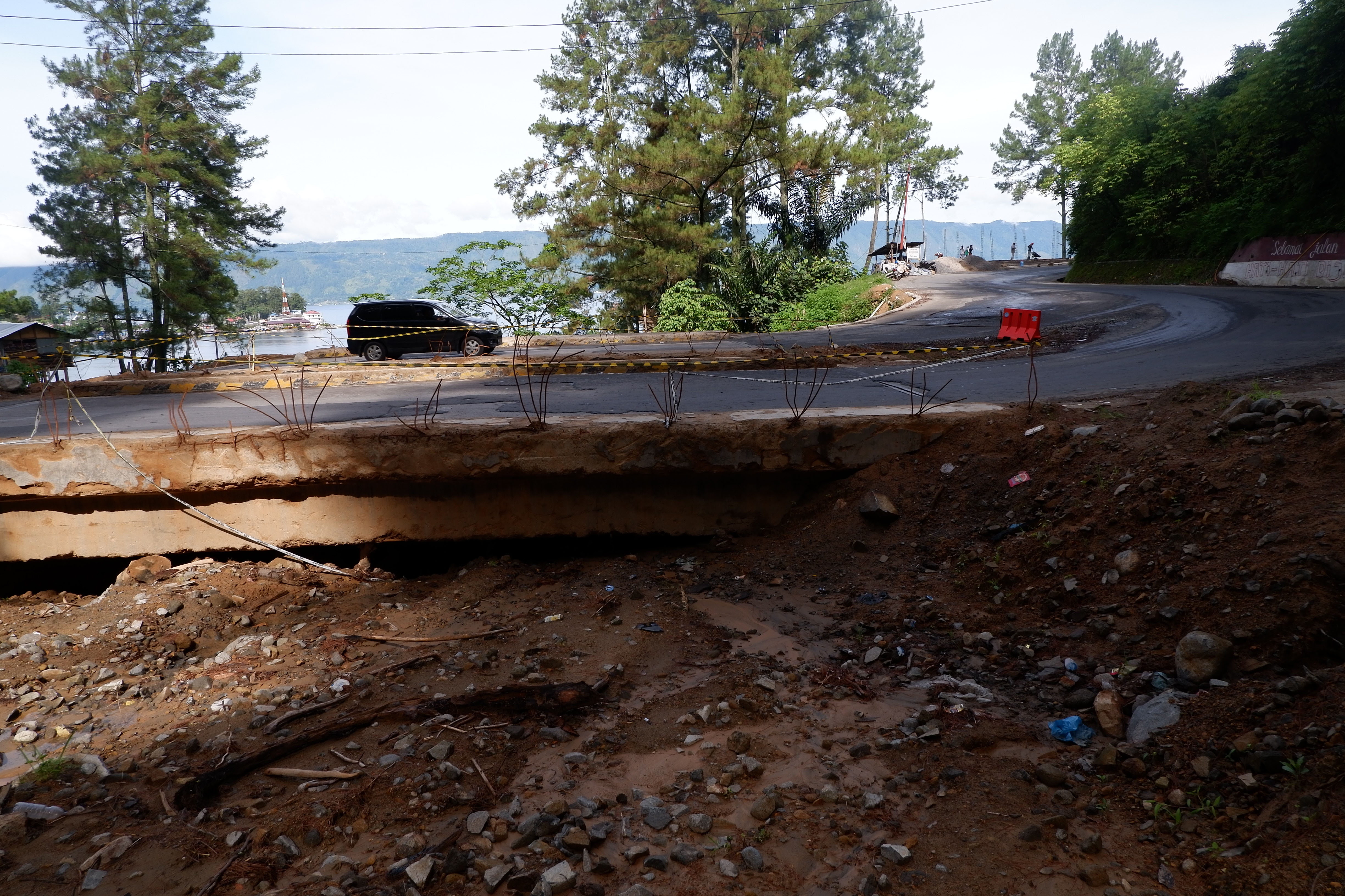 Badan Penanggulangan Bencana Daerah (BPBD) Kabupaten Rejang Lebong, Bengkulu menyiagakan alat berat di jalur mudik pada Lebaran 1440 Hijriah