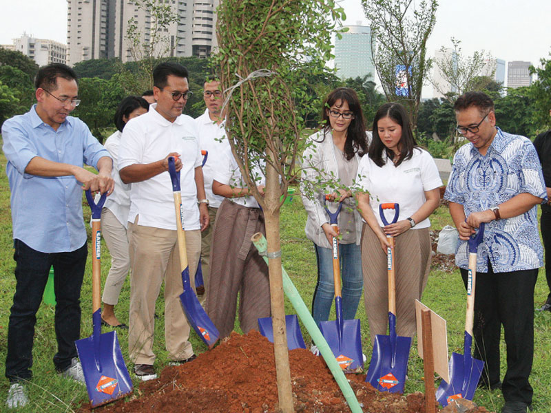 Dirut Gelora Bung Karno (GBK) Winarto (kedua kiri) bersama CEO Plataran Indonesia Yozua Makes (ketiga kiri)