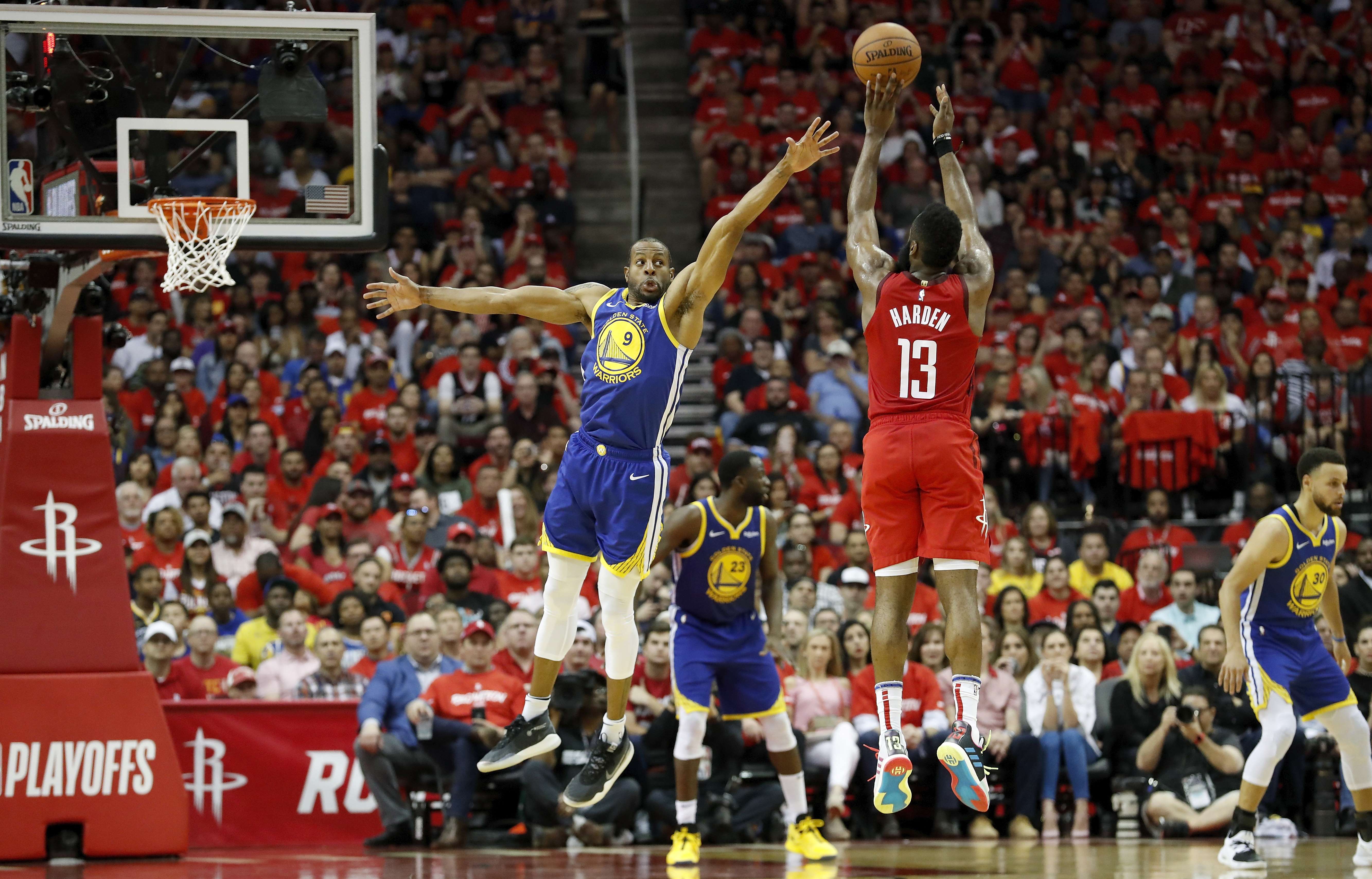 Bintang Houston Rockets James Harden melepaskan tembakan dalam laga melawan Golden State Warriors.