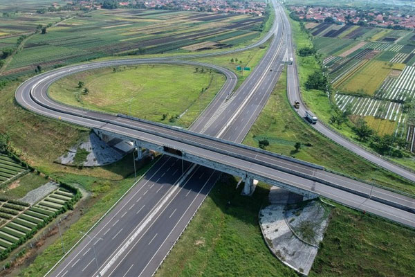 Kendaraan melintas di jalan tol Pejagan-Pemalang, Brebes Timur, Jawa Tengah, Kamis (9/5/2019).