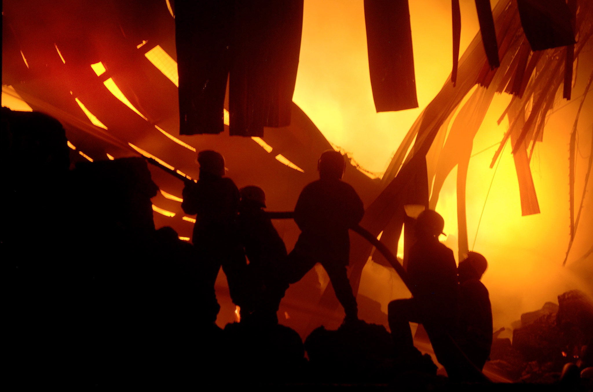 Kebakaran Pabrik benang di Jalan Daan Mogot, RT 012/RW 03, Kelurahan Cengkareng Timur, Kecamatan Cengkareng