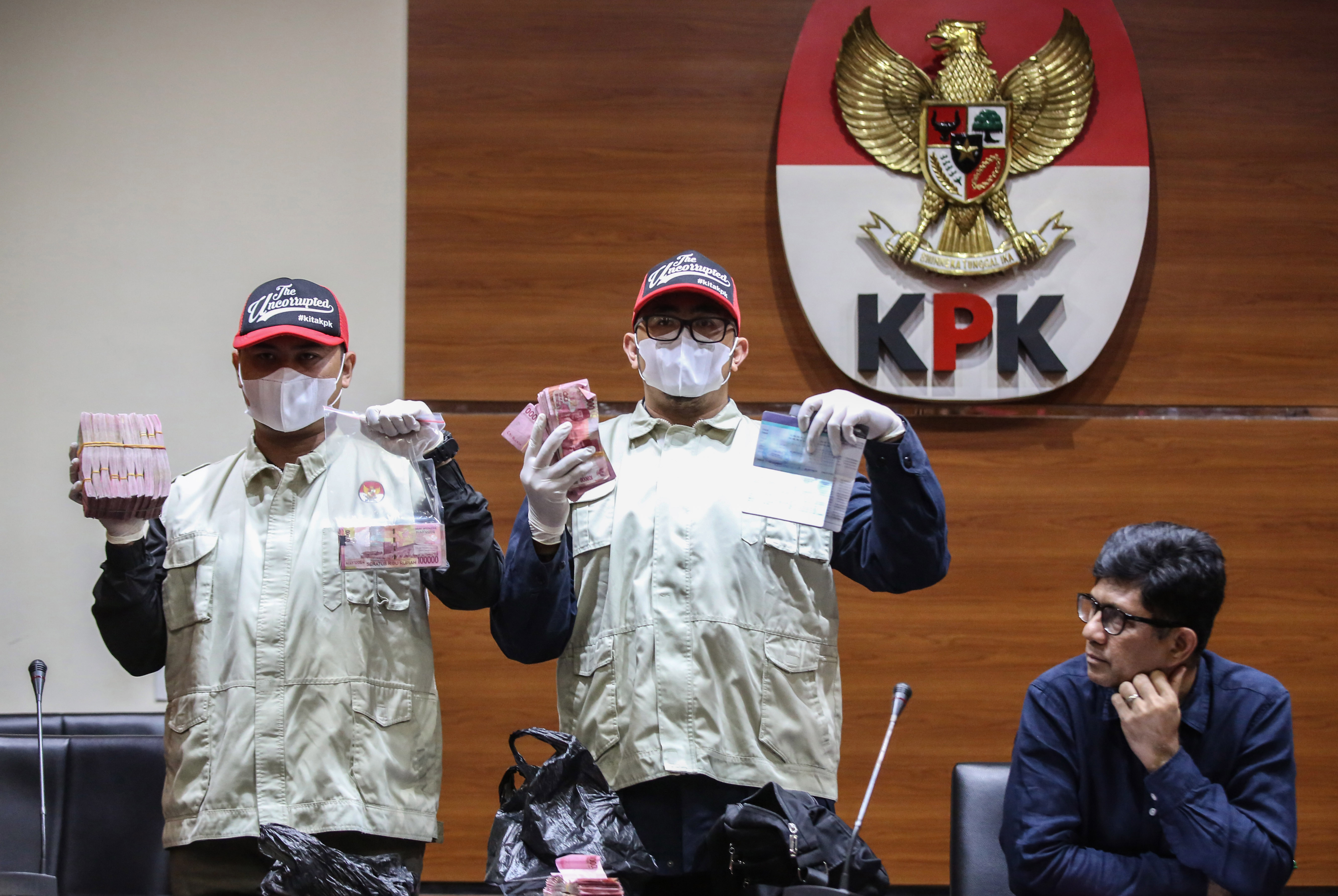 Wakil Ketua KPK Laode Muhammad Syarif (kanan) menunjukkan barang bukti hasil operasi tangkap di Kalimantan Timur, di Jakarta, Sabtu (4/5).