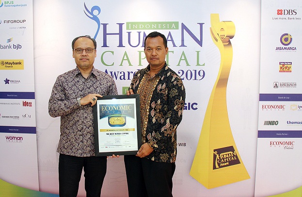Corp Com Department Head PT Modernland Realty Tbk Gunawan Setyo Hadi (kanan) dan GM Jamal Abdullatif seusai penyerahan IHCA V 2019.