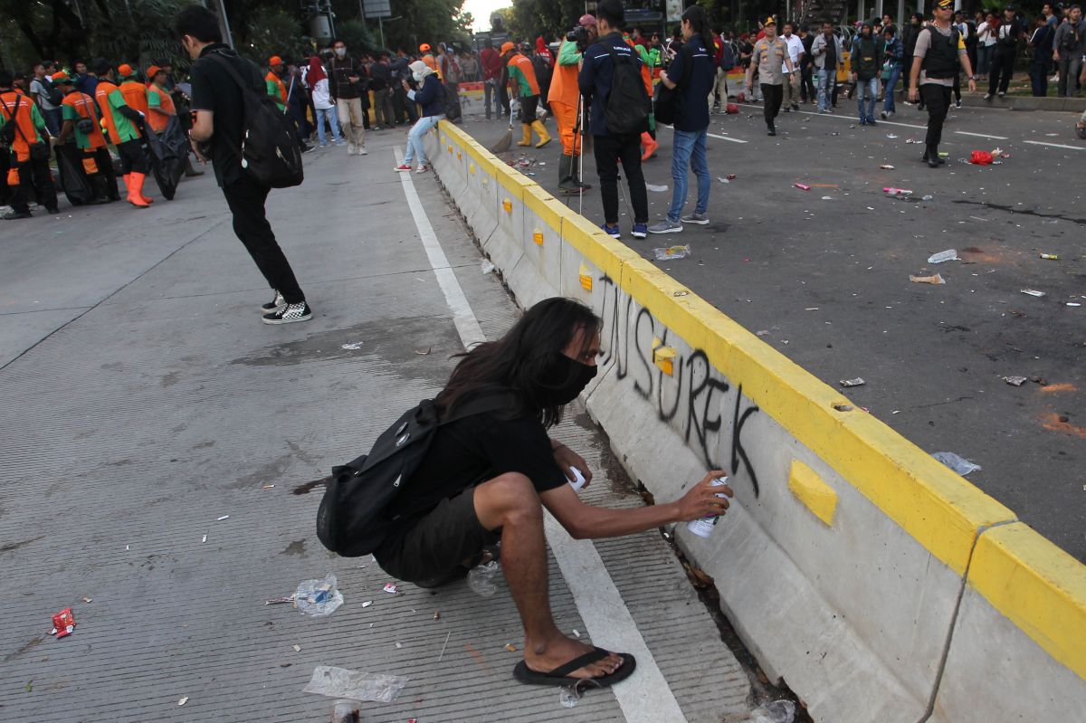 Aksi vandalisme yang terjadi saat peringatan May Day di Jakarta pada Rabu (1/5).