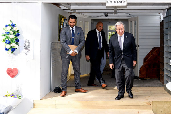 Sekretaris Jenderal Perserikatan Bangsa-Bangsa Antonio Guterres (kanan) pergi setelah kunjungan ke Linwood Islamic Centre di Christchurch 