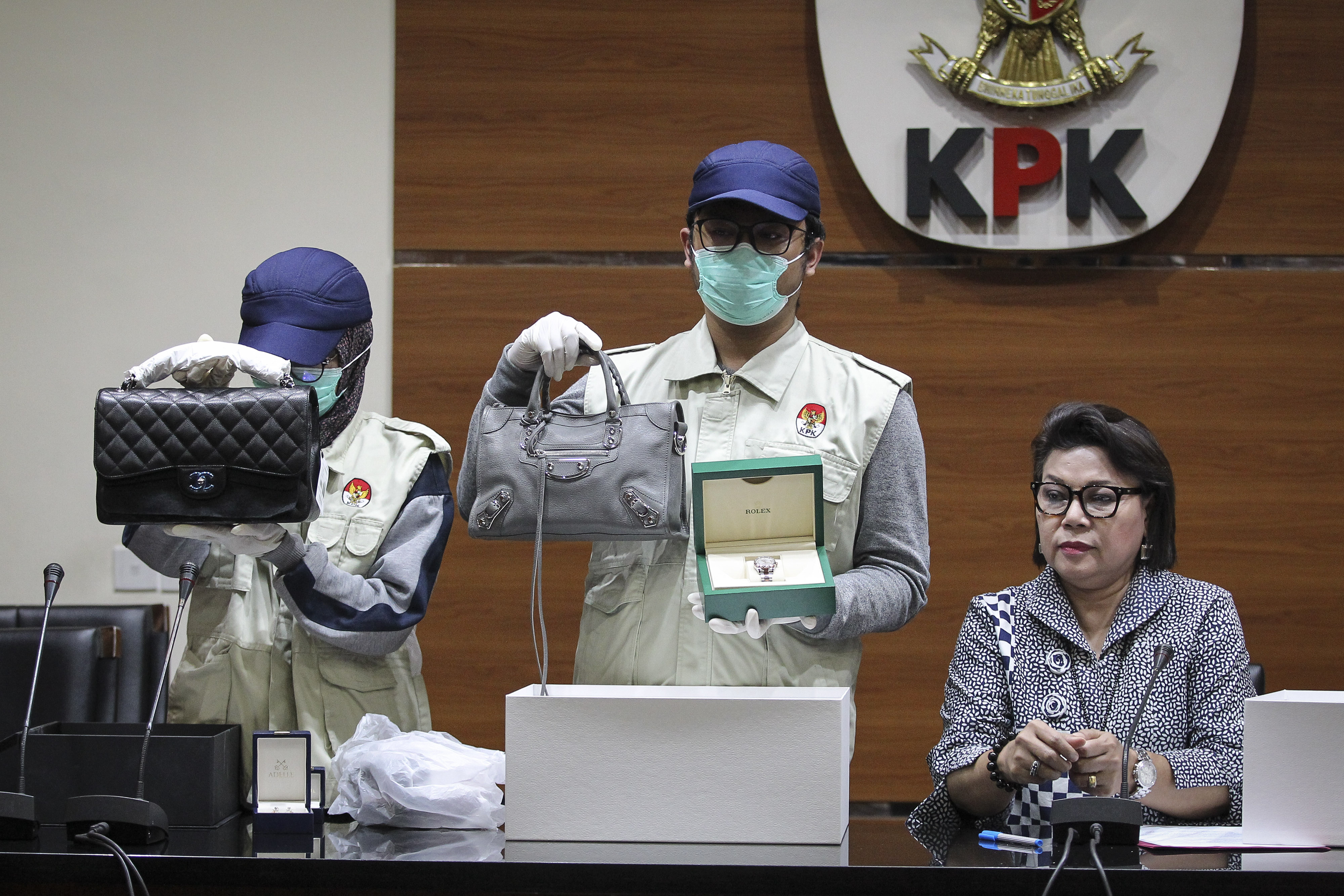 Wakil Ketua KPK Basaria Panjaitan (kanan) menunjukkan barang bukti berupa tas dan jam tangan mewah yang diamankan dalam OTT Bupati Talaud.