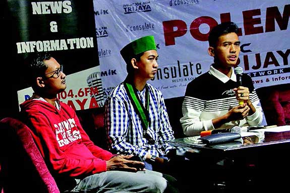 Deputi Pengembangan Pemuda Kementerian Pemuda dan Olahraga Asrorun Niam (kanan), Ketua Umum PB HMI Saddam Jihad (tengah), dan Hasanuddin Ali