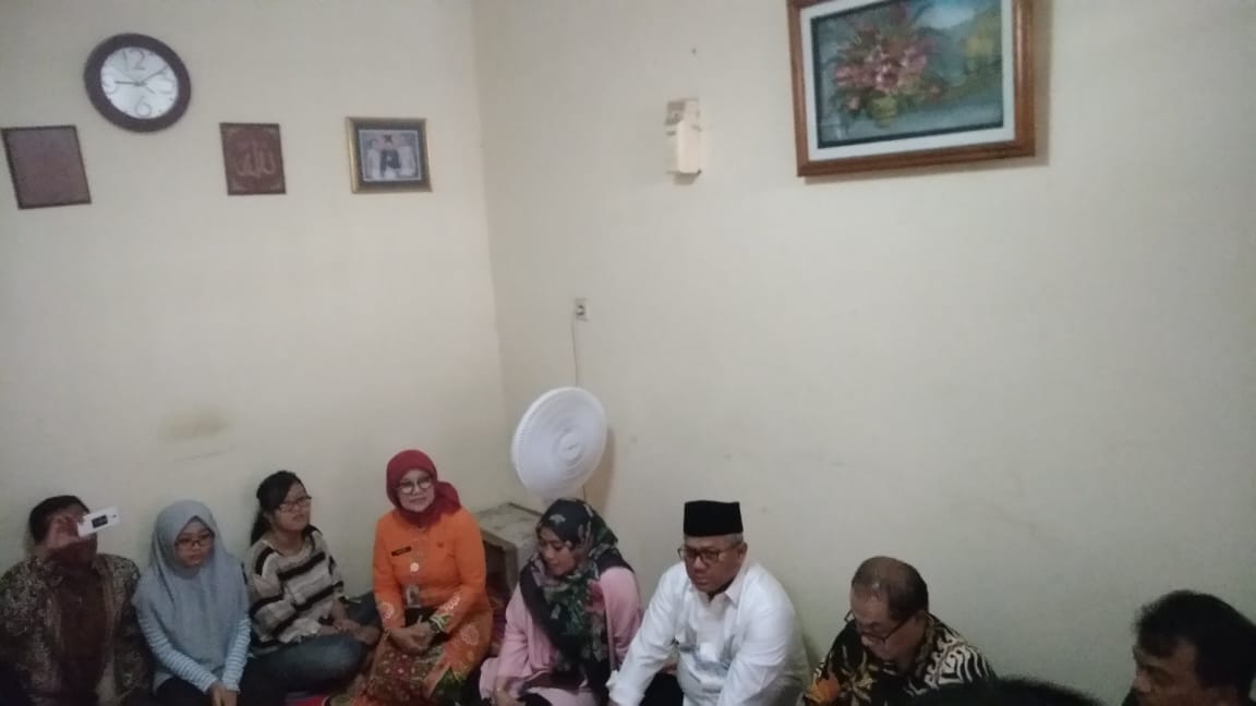 Keluarga Umar Madi, petugas KPPS yang wafat, bersama pihak KPU RI