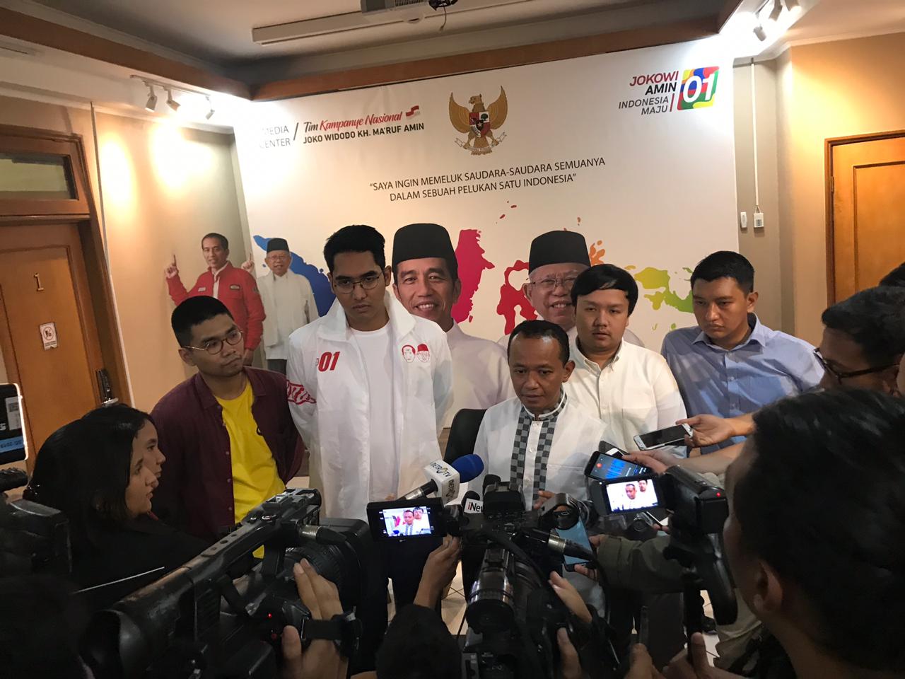  Direktur Penggalangan Pemilih Pemula TKN Bahlil Lahadalia memberikan keterangan pers di Posko Cemara