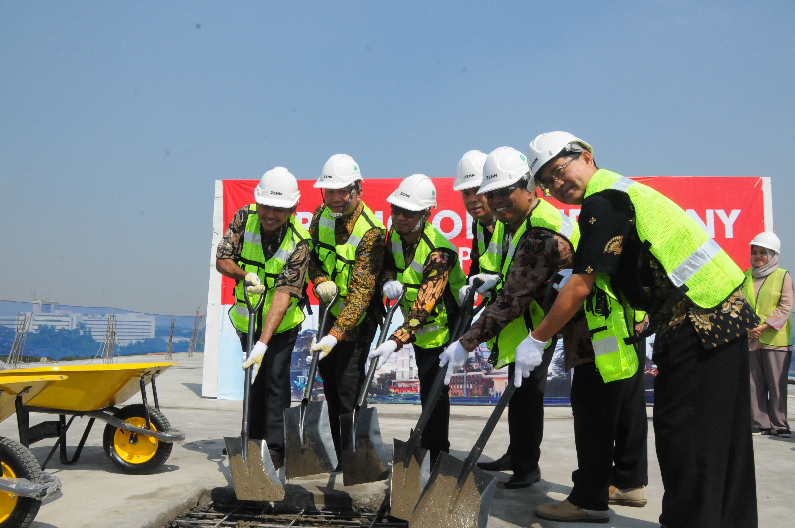 Prosesi tutup atap Apple Residence