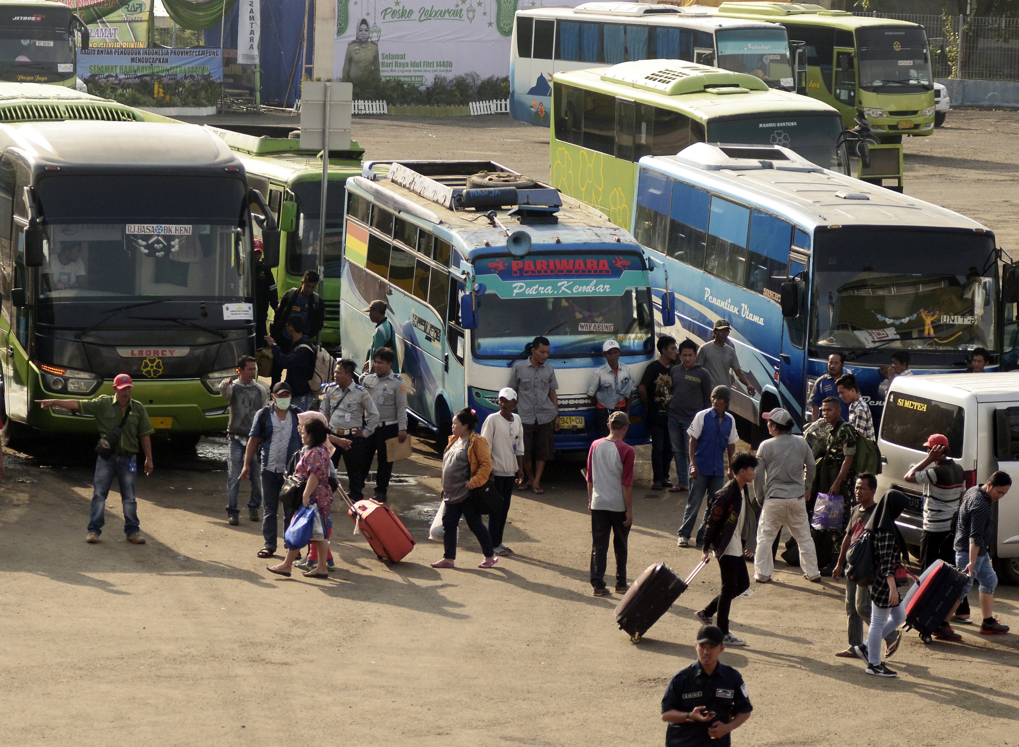  Sejumlah calon penumpang bersiap menaiki bus di Terminal Rajabasa, Bandar Lampung, Lampung