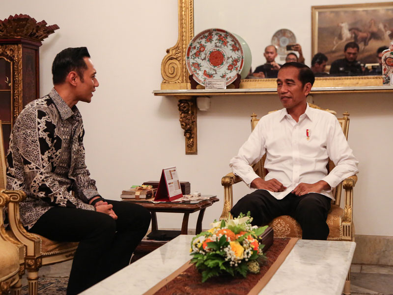 Presiden Joko Widodo berbincang dengan Komandan Komando Satuan Tugas Bersama (Kogasma) Partai Demokrat Agus Harimurti Yudhoyono (AHY) 