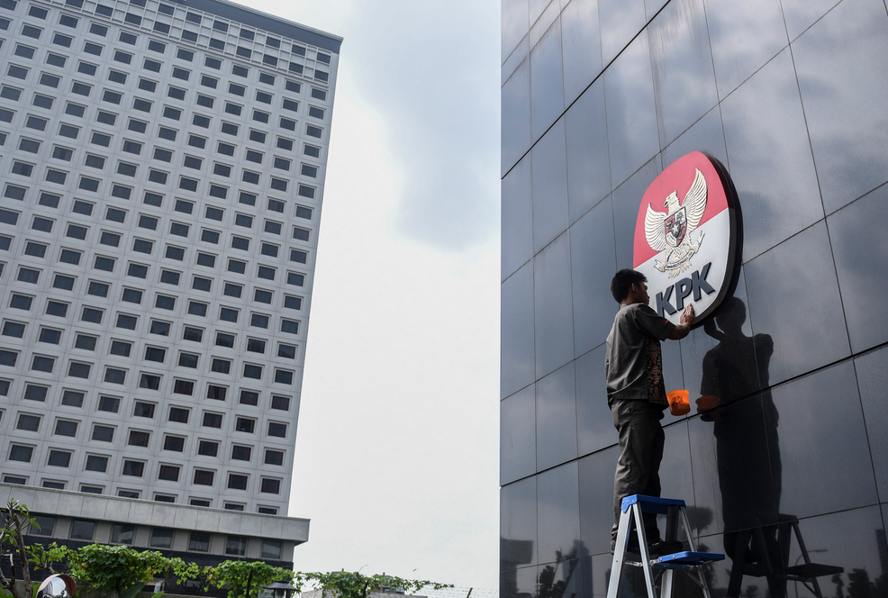 Pekerja membersihkan logo KPK, di Gedung Merah Putih, Jakarta, belum lama ini.