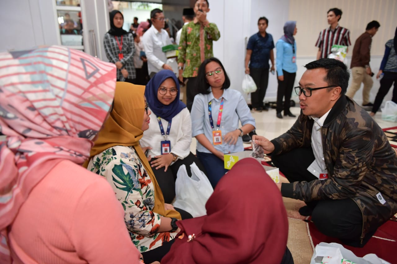 Menpora Imam Nahrawi saat berbuka puasa bersama karyawan kemenpora, Selasa (7/5)
