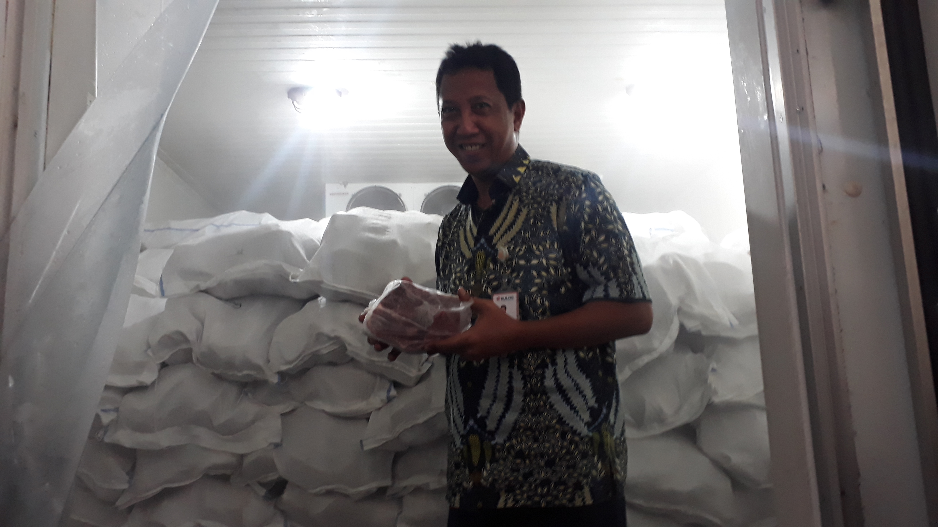 Bulog Divre Sumatra Selatan dan Bangka Beliung mendatangkan 215 ton daging kerbau beku yang diimpor dari India, yang dijual Rp80 ribu per kg