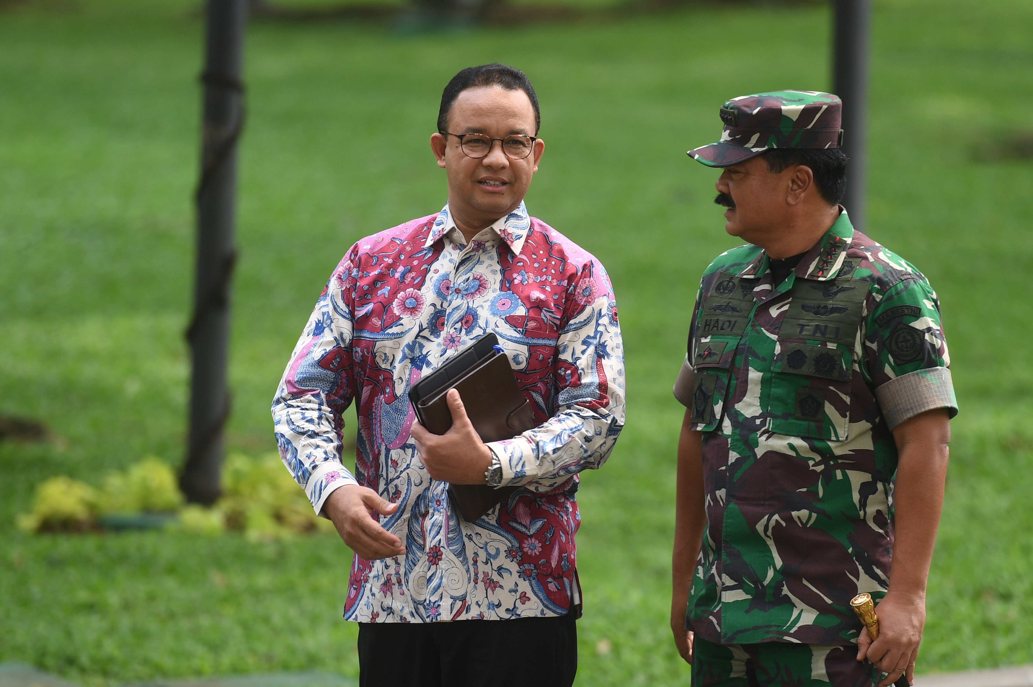 Gubernur DKI Jakarta Anies Baswedan mengimbau agar orangtua menjaga anak-anaknya dari kegiatan yang tidak perlu dilakukan.